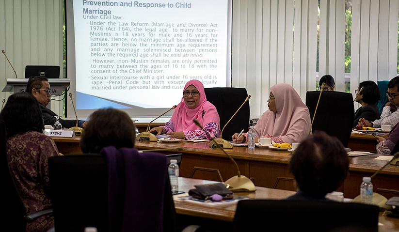 Noor Aziah (tengah) membentangkan kertas kerja pada Forum bertajuk 'Kajian Perkahwinan Kanak-kanak: Analisis, Pendorong dan Cadangan' yang berlangsung di ISIS, Persiaran Sultan Salahuddin, Kuala Lumpur, 19 Julai, 2018. --fotoBERNAMA