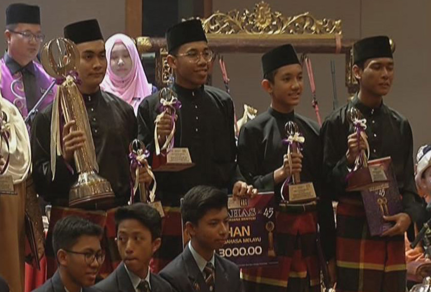 MCKK juga memenang anugerah Pembahas Terbaik pada pertandingan tersebut. - Astro AWANI