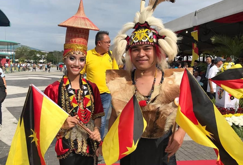 Challie Sheen (kanan) mengenakan kostum Orang Ulu pada sambutan Hari Sarawak 2018.