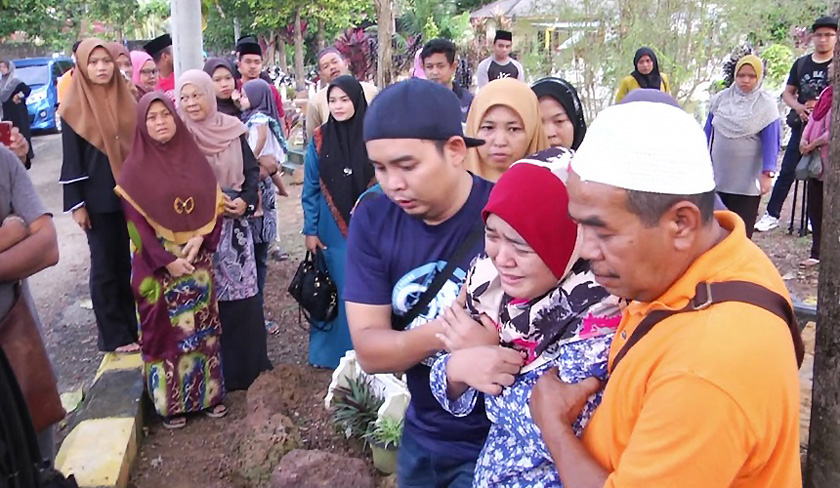 Ibu Naufal, Noraziqah Rohmat tidak dapat menahan sebak melihat anaknya dikebumikan. - Foto Astro AWANI