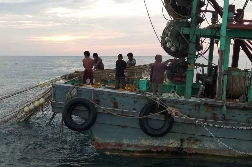 Sekumpulan tekong dan kru bot ditahan selepas dipercayai mengaut keuntungan secara haram di perairan Tanjung Dalit, Tuaran. - Foto ihsan Maritim Malaysia Sabah
