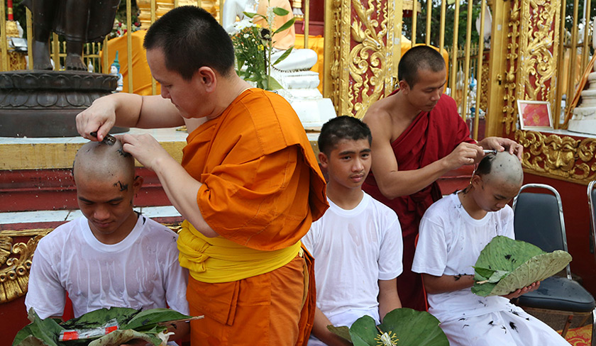 Salah seorang remaja membotakkan kepala dan akan tinggal selama sembilan hari di kuil seperti sami.