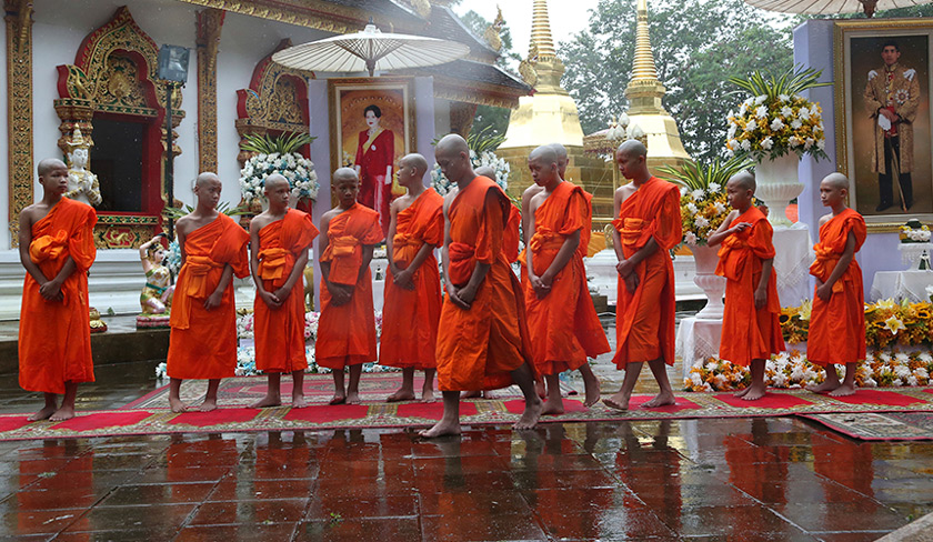Sebelas remaja membotakkan kepala dan memakai pakaian sami di kuil Phra That Doi Wao, Chang Mai.