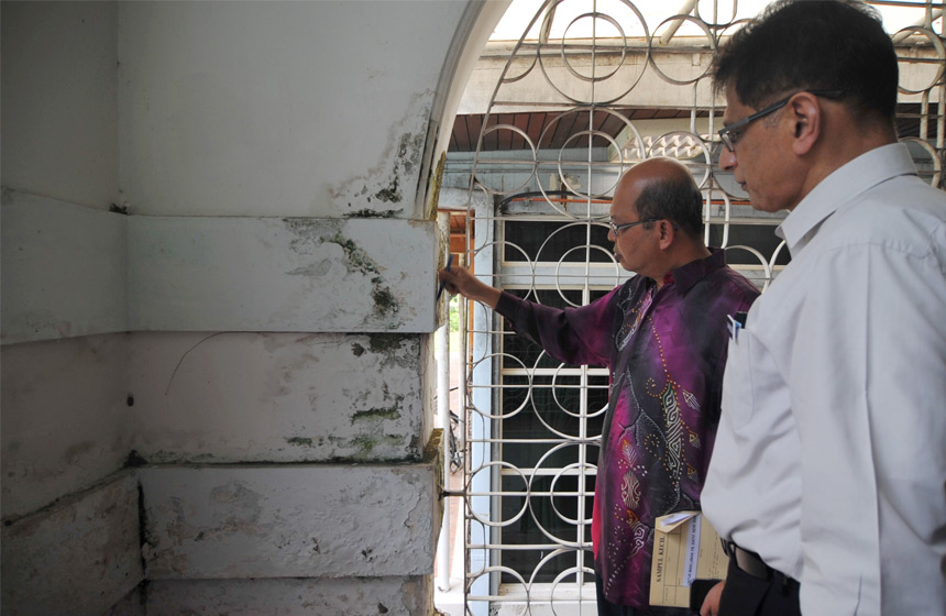 Farizan (dua, kanan) bersama Shahabuddin melihat kerosakan di beberapa tempat semasa melawat kediaman rasmi Ketua Menteri Pulau Pinang sebelum diduduki untuk dibaik pulih di Seri Teratai, Jalan Macalister, George Town, 26 Julai, 2018. -- fotoBERNAMA