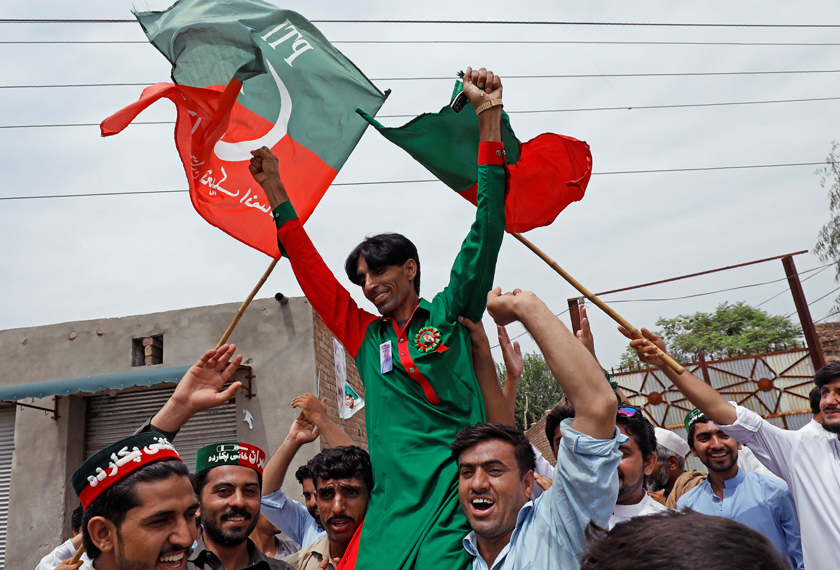 Para penyokong Imran meraikan kejayaan di jalanan. - Reuters