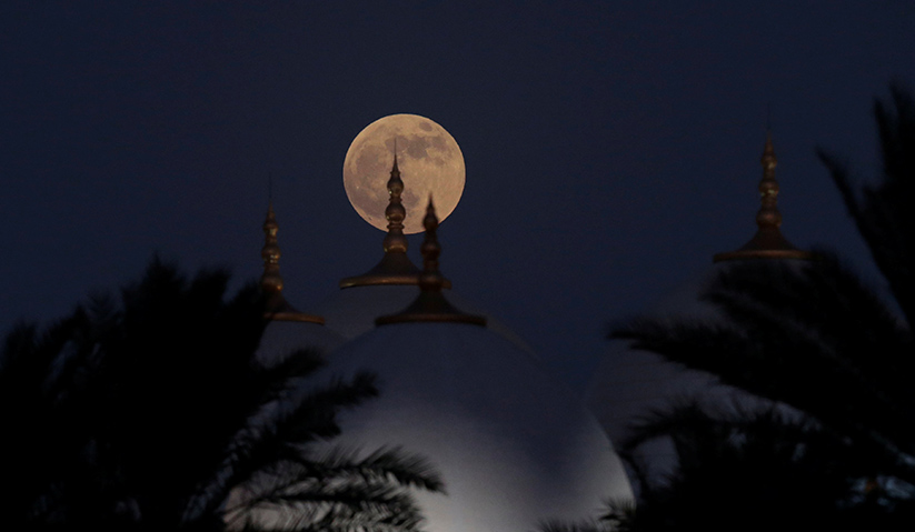Gerhana bulan kelihatan di belakang Masjid Sheikh Zayed di Abu Dhabi. - Foto Reuters