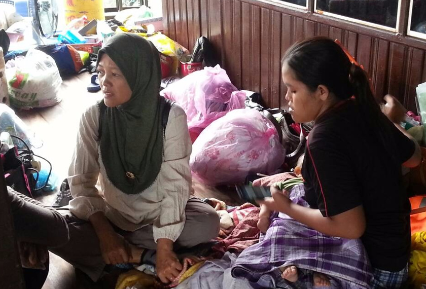 Kesemua mangsa berjaya menyelamatkan diri namun tiga buah rumah yang dibina atas air itu musnah. - Foto Astro AWANI/Ridzal Abdullah