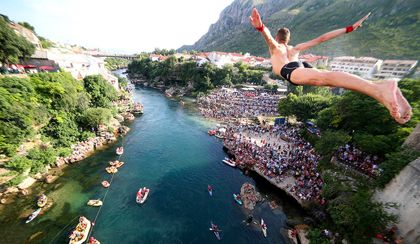 Tradisi terjun dari jambatan itu diteruskan setiap tahun dalam acara pertandingan yang menguji daya ketahanan fizikal dan mental penduduk di situ. Foto: Reuters