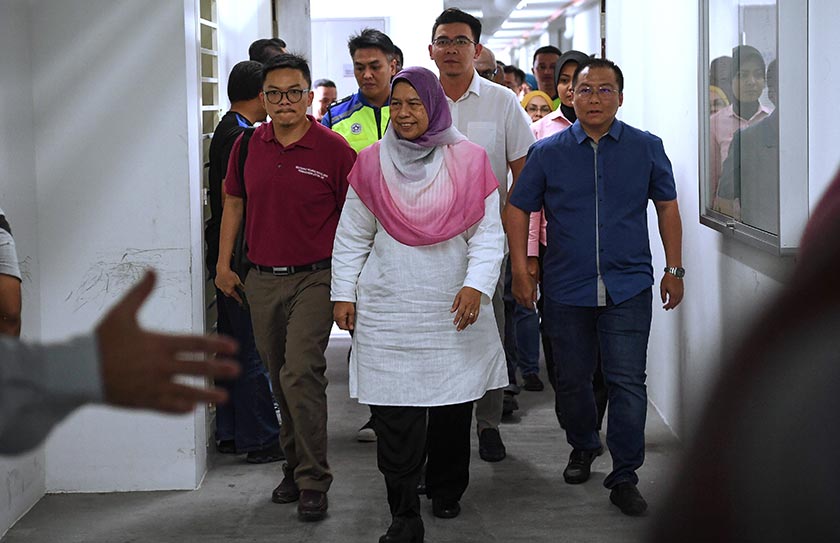 Zuraida meninjau di sekitar bangunan ketika lawatan kerja ke projek PPA1M di Bukit Jalil pada Ahad. - BERNAMA