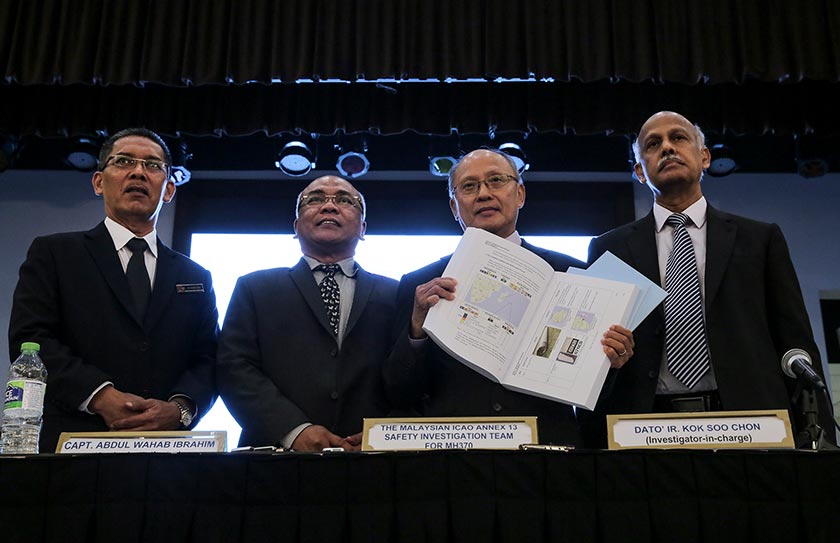 Ketua Pasukan Penyiasatan Keselamatan Lampiran 13 Pertubuhan Penerbangan Awam Antarabangsa (ICAO) Malaysia bagi MH370, Datuk Kok Soo Chon (dua, kanan) menunjuk laporan tersebut kepada media. - Astro AWANI/Shahir Omar