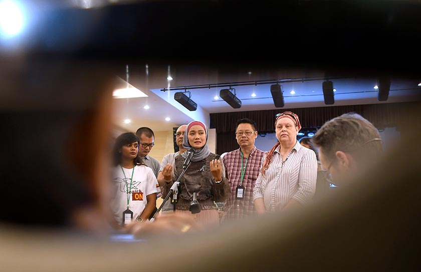 Waris mangsa MH370 pada sidang media selepas taklimat laporan penuh siasatan tragedi pesawat MH370 di Kementerian Pengangkutan pada Isnin. - BERNAMA