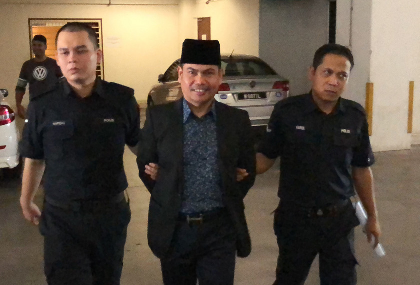 Jamal diiringi pegawai polis di Mahkamah Tinggi Shah Alam hari ini. - Astro AWANI/Hilal Azmi
