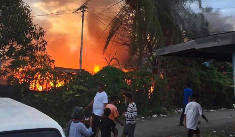 Kebakaran pada petang Selasa itu menyebabkan empat kampung kecil di dalam Kampung Air Hujung Semporna musnah. - Astro AWANI