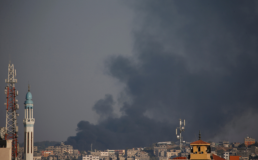 Kepulan asap kelihatan berdekatan sempadan Israel-Gaza pada 29 Mei lalu. - REUTERS