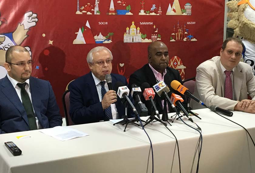 Valery Yermolov (kedua dari kiri) di sidang media khas Piala Dunia FIFA Rusia 2018 di Pusat Sains & Budaya Rusia di Kuala Lumpur.