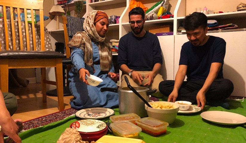 Berbuka puasa bersama pelajar PhD dari pelbagai kolej di Sturton Street. Lebih kurang 6-7 pelajar hadir berbuka bersama tuan rumah yang berasal dari Pakistan. - Astro AWANI 