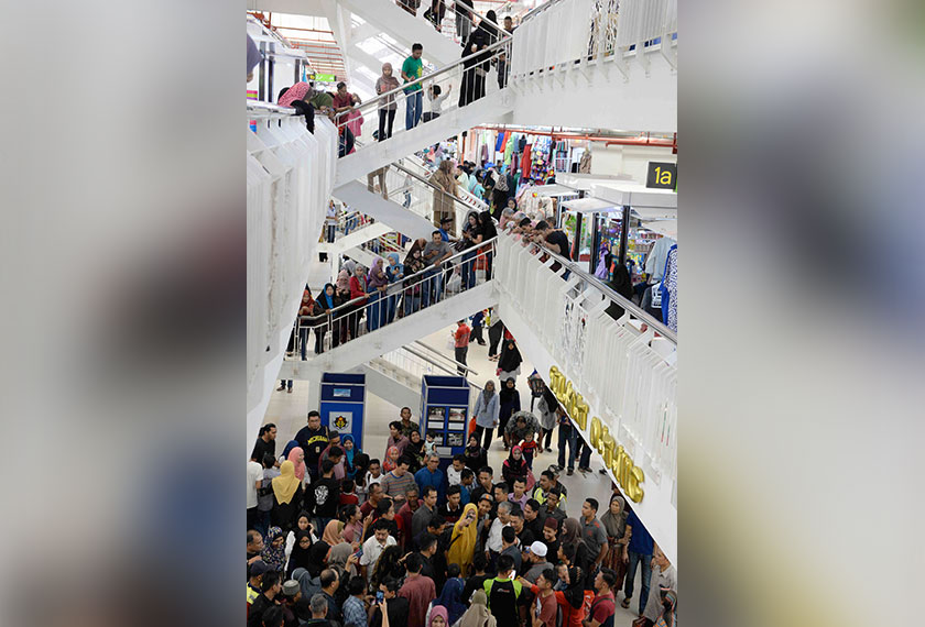 Orang ramai mengerumuni Perdana Menteri Tun Dr Mahathir Mohamad ketika beliau mengunjungi Pekan Rabu Alor Setar hari ini. - BERNAMA