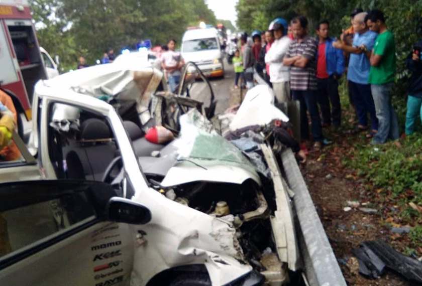 Kereta Perodua Viva itu hilang kawalan lalu sebelum bertembung dengan lori bawa batu.