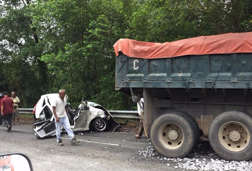 Keadaan kereta Perodua Viva yang remuk selepas bertembung dengan lori bawa batu.