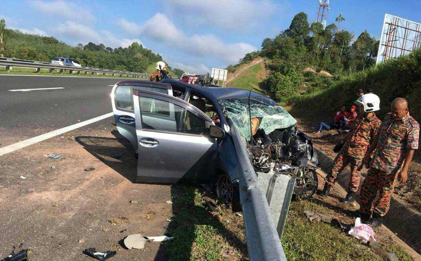 Kereta Perodua Myvi yang dinaiki mereka hilang kawalan lalu merempuh penghadang lebuhraya.