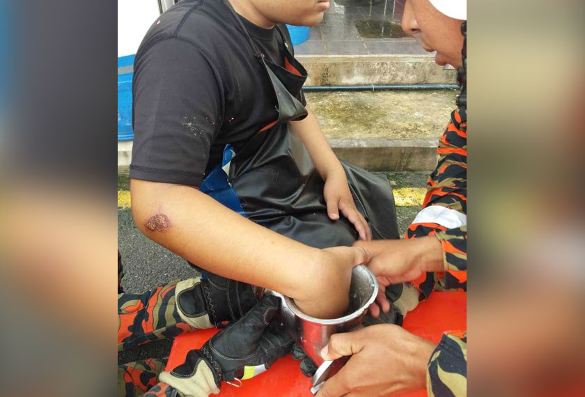 Jari pekerja lelaki tersepit mesin pengisar daging. - Foto ihsan JBPM