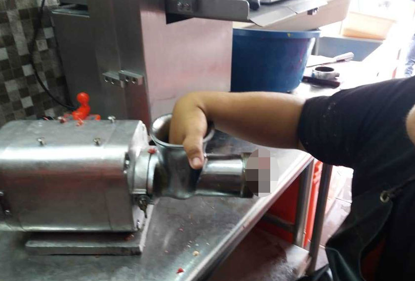 Jari pekerja lelaki tersepit mesin pengisar daging. - Foto ihsan JBPM