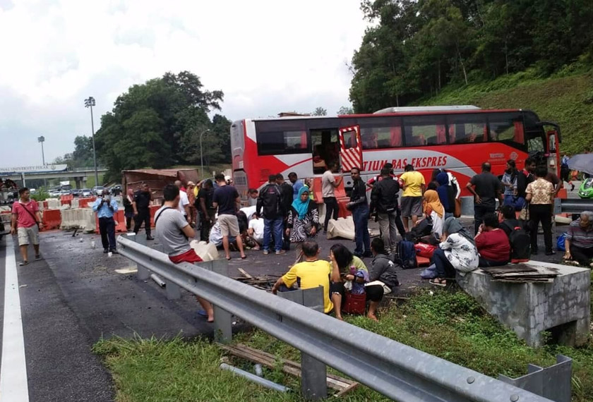 Dalam kejadian sekitar jam 1 petang itu, tiga mangsa yang maut dipercayai pemandu serta dua penumpang bas ekspres berkenaan.