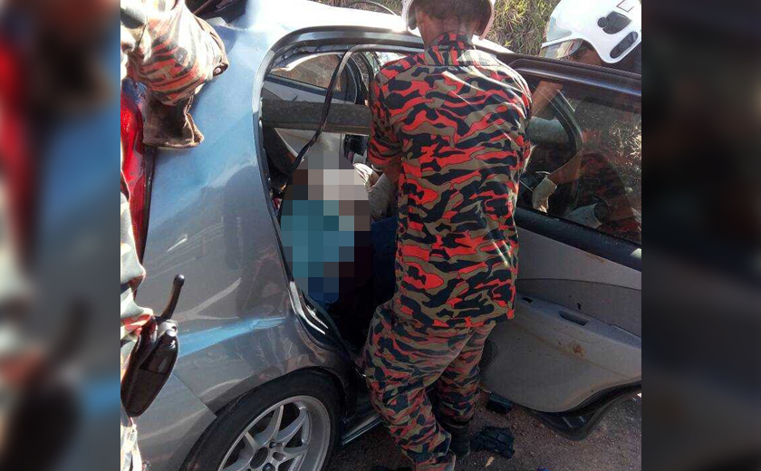 Anggota penyelamat berusaha membawa keluar mangsa yang tersepit.