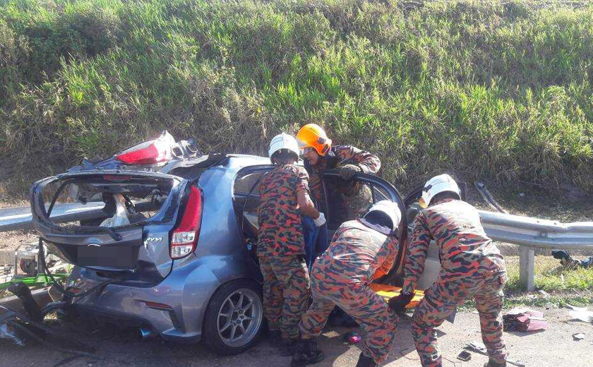 Anggota penyelamat berusaha membawa keluar mangsa yang tersepit. - Foto JBPM Pahang.