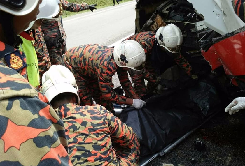 Dalam kejadian sekitar jam 1 petang itu, tiga mangsa yang maut dipercayai pemandu serta dua penumpang bas ekspres berkenaan.