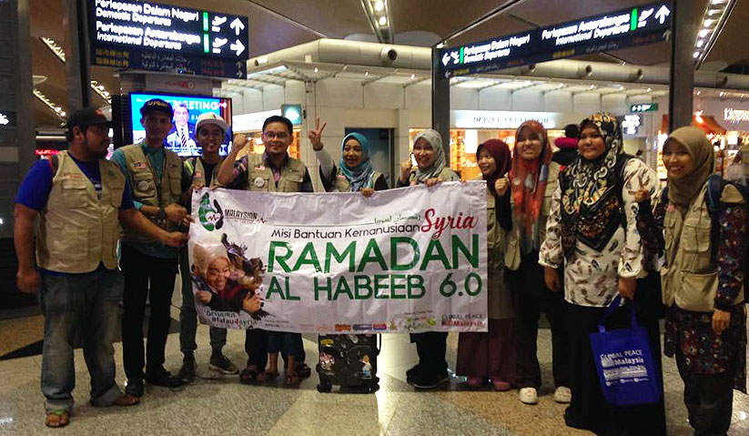 Fara Fauzana (tengah) bersama Ketua Pegawai Eksekutif Global Peace Mission (tiga dari kiri), Ahmad Fahmi Mohd Samsudin serta sukarelawan MLLFS sebelum sebelum berlepas ke Jordan, Turki, dan Syria pada Ahad. Foto: Astro AWANI/ Siti Nursyazwani