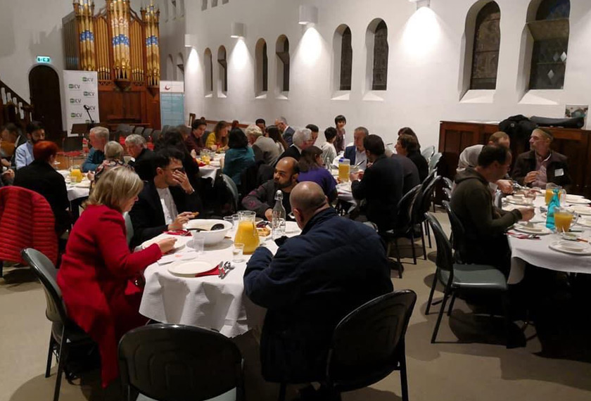 Komuniti Kristian sama-sama komuniti Islam berbuka puasa di dalam gereja. - Facebook / Ches Al-Maliki