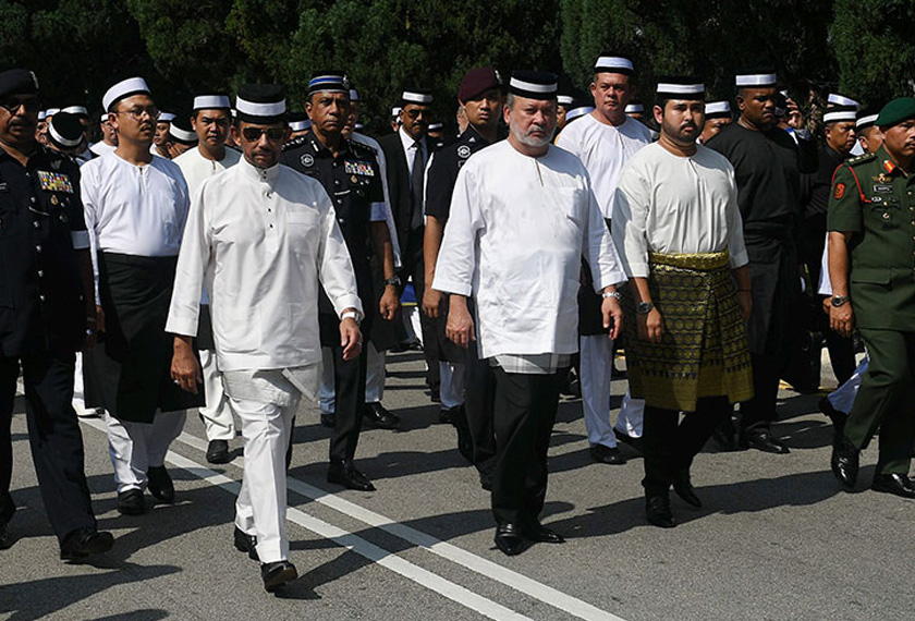 Sultan Johor Sultan Ibrahim Almarhum Sultan Iskandar, Sultan Brunei Sultan Hassanal Bolkiah dan Tunku Mahkota Johor Tunku Ismail Sultan Ibrahim berkenan mengiringi jenazah Almarhumah Yang Amat Mulia Enche' Besar Hajah Khalsom Abdullah yang ditarik menggunakan pedati khas oleh 40 Askar Timbalan Setia Negeri Johor dari Istana Besar sejauh 2.8km ke Makam Diraja Bukit Mahmoodiah bagi Istiadat Pemakaman hari ini. - BERNAMA