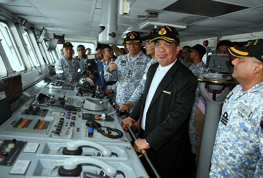 Menteri Pertahanan, Mohamad Sabu melihat peralatan di anjung kapal KD Mahawangsa&nbsp;
