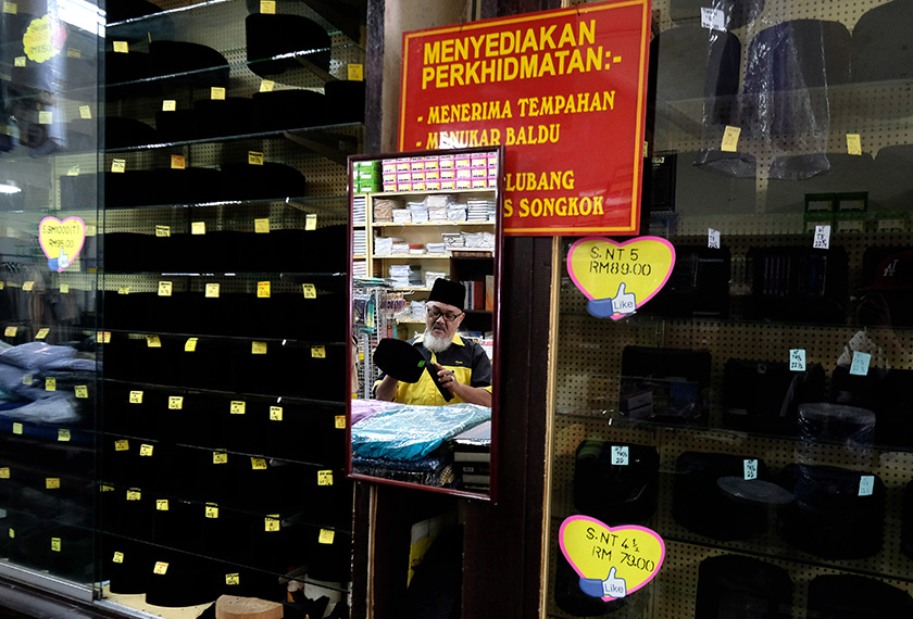 Antara songkok yang sudah siap untuk pelanggan-pelanggan di kedai Pak Mail. - Bernama