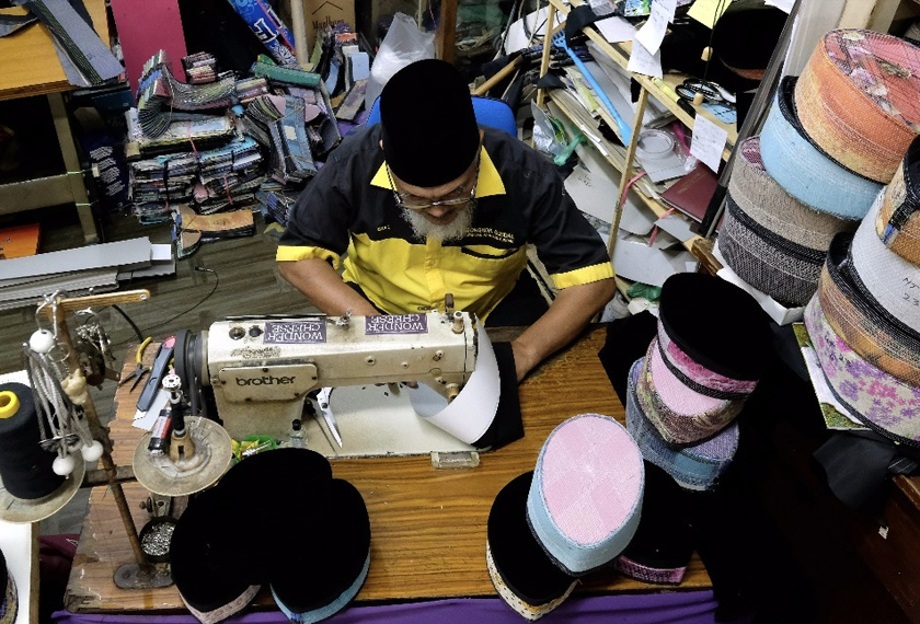 Songkok Gundal dikenali dengan hasil jahitan yang halus dan kemas. - Bernama