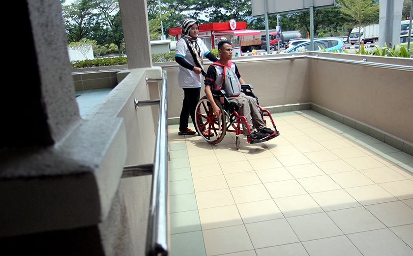 Laluan pejalan kaki/ramp dibina bagi memudahkan pengguna berkerusi roda - Gambar hiasan