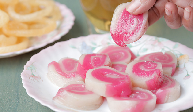 Kuih tepung kulit ini seperti 'Chinese roll cake' versi Melayu.