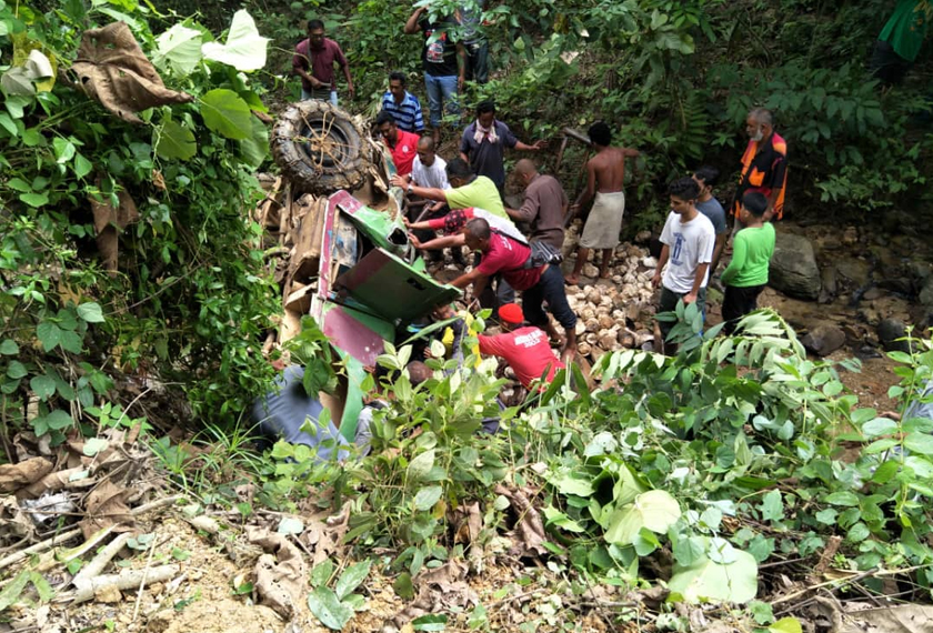 Anggota keselamatan dan orang ramai cuba menterbalikkan kenderaan yang terbabas. - Astro AWANI