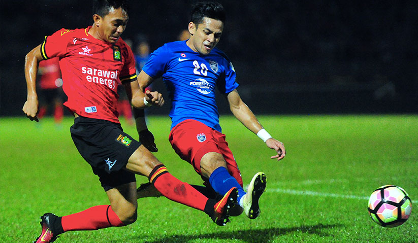 Azrif (kanan) mementingkan senaman tambahan pada waktu petang untuk membina stamina dalam latihan malam. - Gambar fail