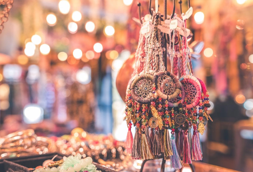 Memakai tudung dengan corak dreamcatcher menjadi trend sesetengah wanita Islam mutakhir ini. - Gambar hiasan