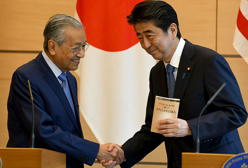Pertukaran hadiah antara Perdana Menteri Malaysia, Tun Dr Mahathir Mohamad dan Perdana Menteri Jepun, Shinzo Abe.