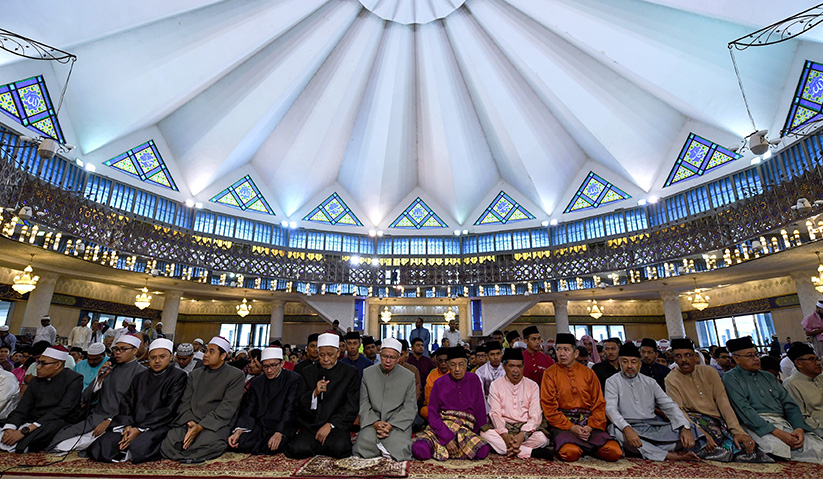 Perdana Menteri Tun Dr Mahathir Mohamad bertakbir bersama jemaah sebelum menunaikan Solat Sunat Aidilfitri di Masjid Negara hari ini. - BERNAMA