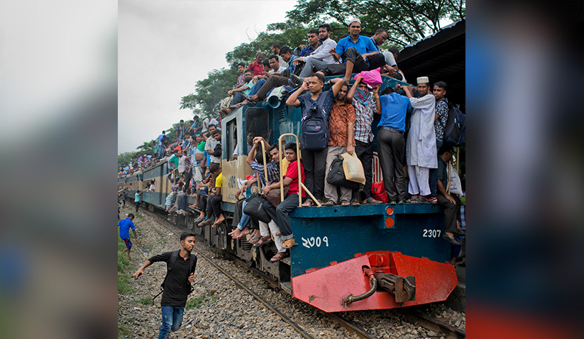 Masyarakat Bangladesh di Dhaka berpusu-pusu pulang ke kampung halaman. - AP