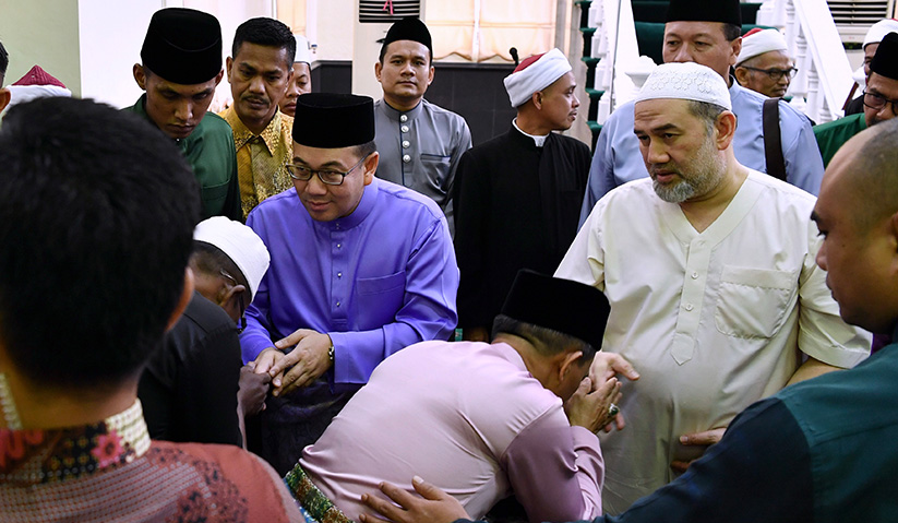 Yang di-Pertuan Agong Sultan Muhammad V bersalaman dengan para jemaah selepas menunaikan Solat Sunat Aidilfitri di Masjid Muhammadi hari ini.Turut hadir Pemangku Raja Kelantan Tengku Dr Muhammad Faiz Petra. - BERNAMA