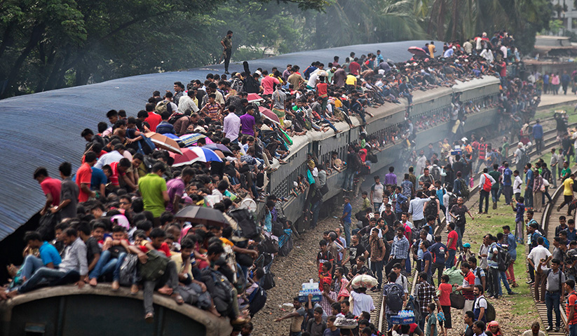 Ramai yang sanggup bergadai nyawa demi memastikan hari raya disambut bersama keluarga di kampung halaman. - AP