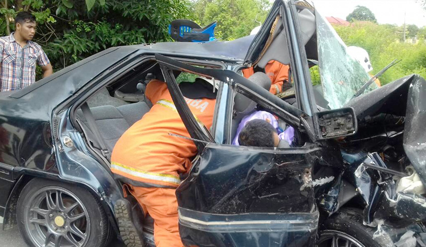 Di Kampong Dewan Beta Hilir, seorang lelaki maut apabila kenderaan yang dinaikinya bertembung dengan sebuah kereta.