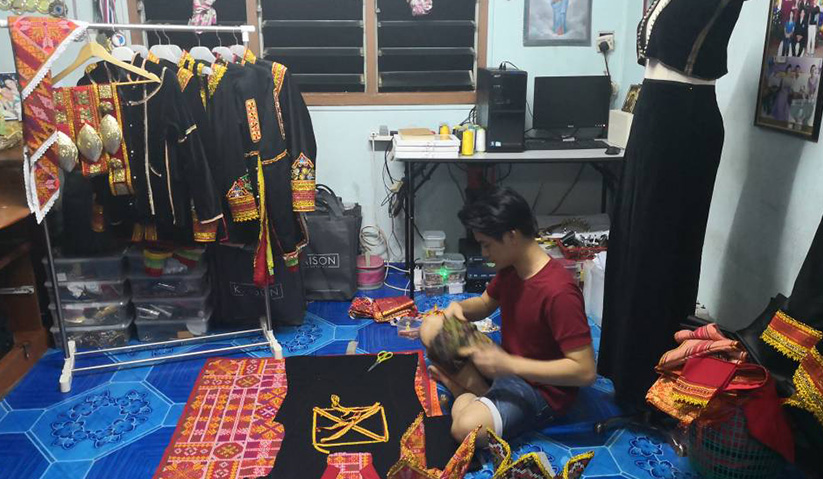 Bruno belajar menjahit daripada melihat video-video di YouTube dan juga daripada rakan-rakannya. - Astro AWANI