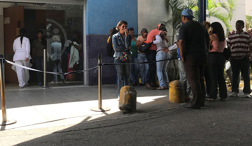 Situasi di luar kelab malam Los Cotorros di El Paraiso selepas 17 orang maut akibat seorang individu mengaktifkan bom pemedih mata di kelab tersebut pada Sabtu. - REUTERS