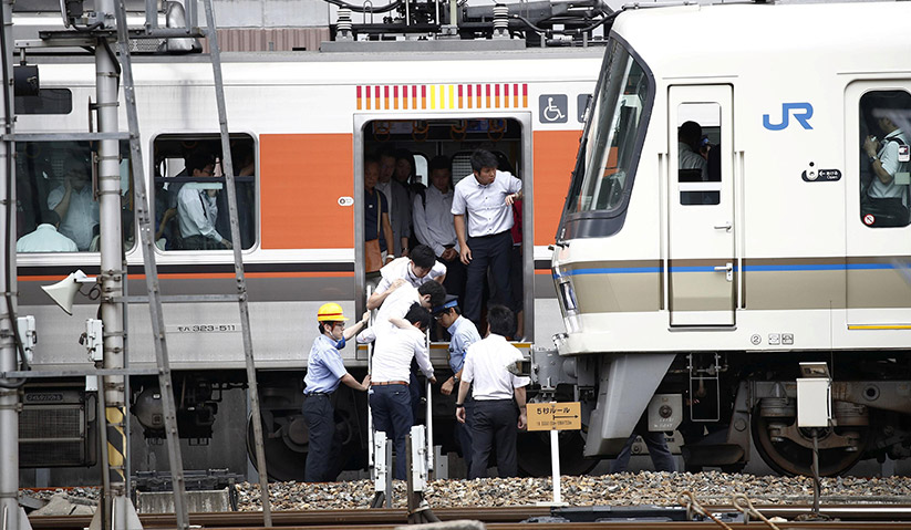 Orang ramai diarah turun daripada kereta api di Osaka susulan gempa bumi yang melanda kawasan itu hari ini. - Kyodo/REUTERS
